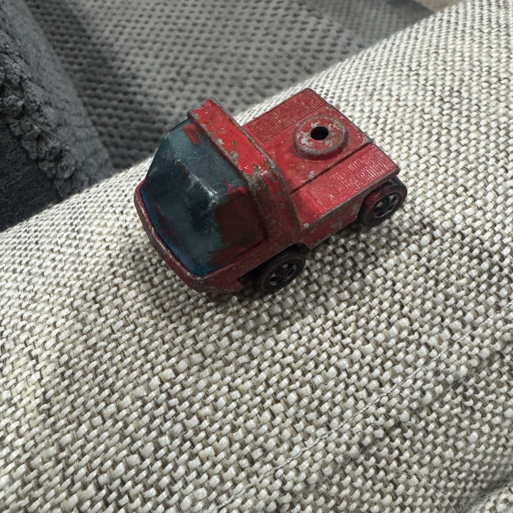 Hot‎ Wheels Redline 1969 Heavyweights Cab HK Red with White Interior